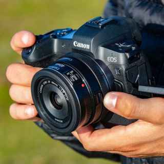 Canon EOS R Mirrorless Digital Camera + Mount Adapter EU26 (3075C023AA) - Kenya